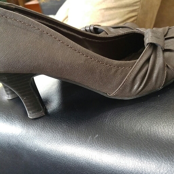 EUC. UNLISTED *DARK BROWN* KITTEN HEELS - Picture 2 of 4